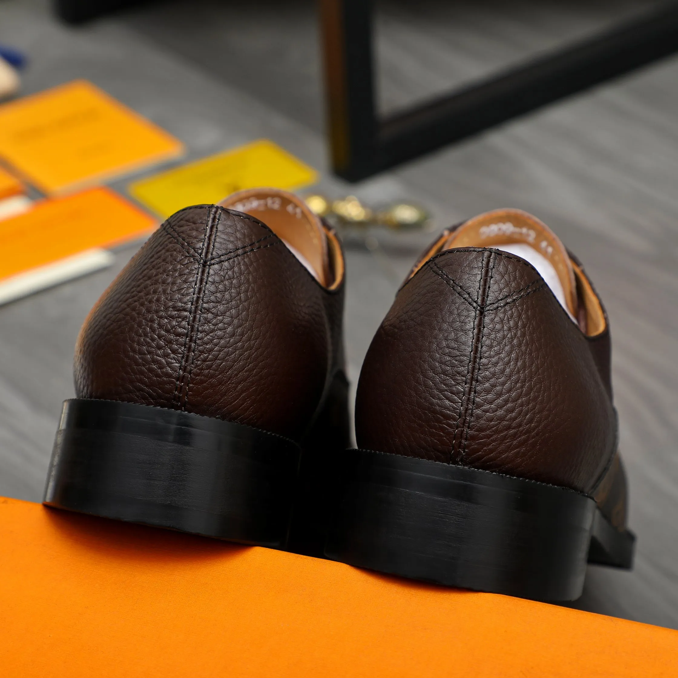 Men's shoes 💰500 Product trademark: LV "Louis Vuitton" business formal leather shoes Regular size: 39-45 (.45 customization is non-refundable) Product material: Selected pebbled cowhide stitching printed upper, cowhide lining, original rubber outsole